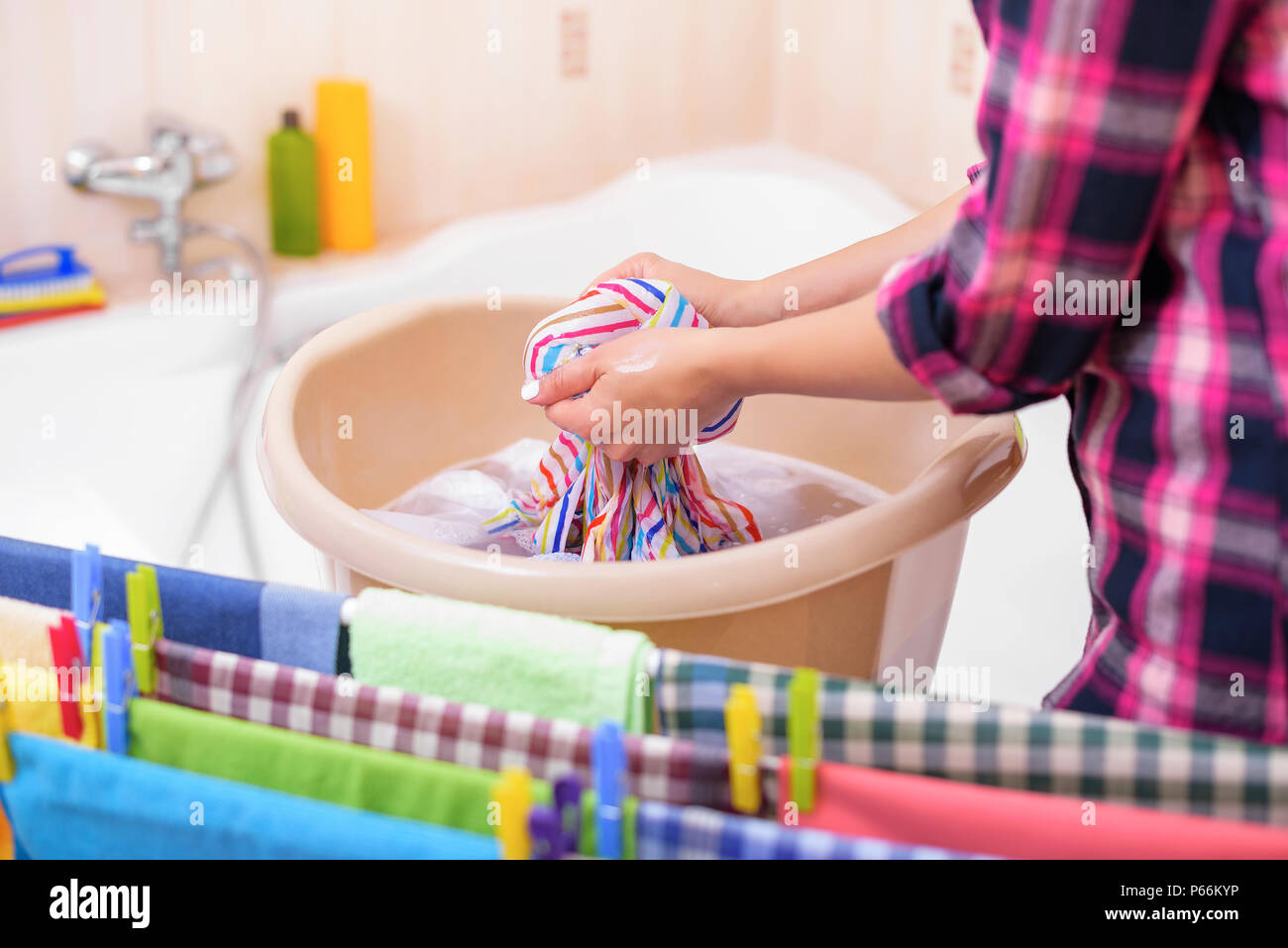 Frauen Hände waschen Kleidung in das Becken. Stockfoto