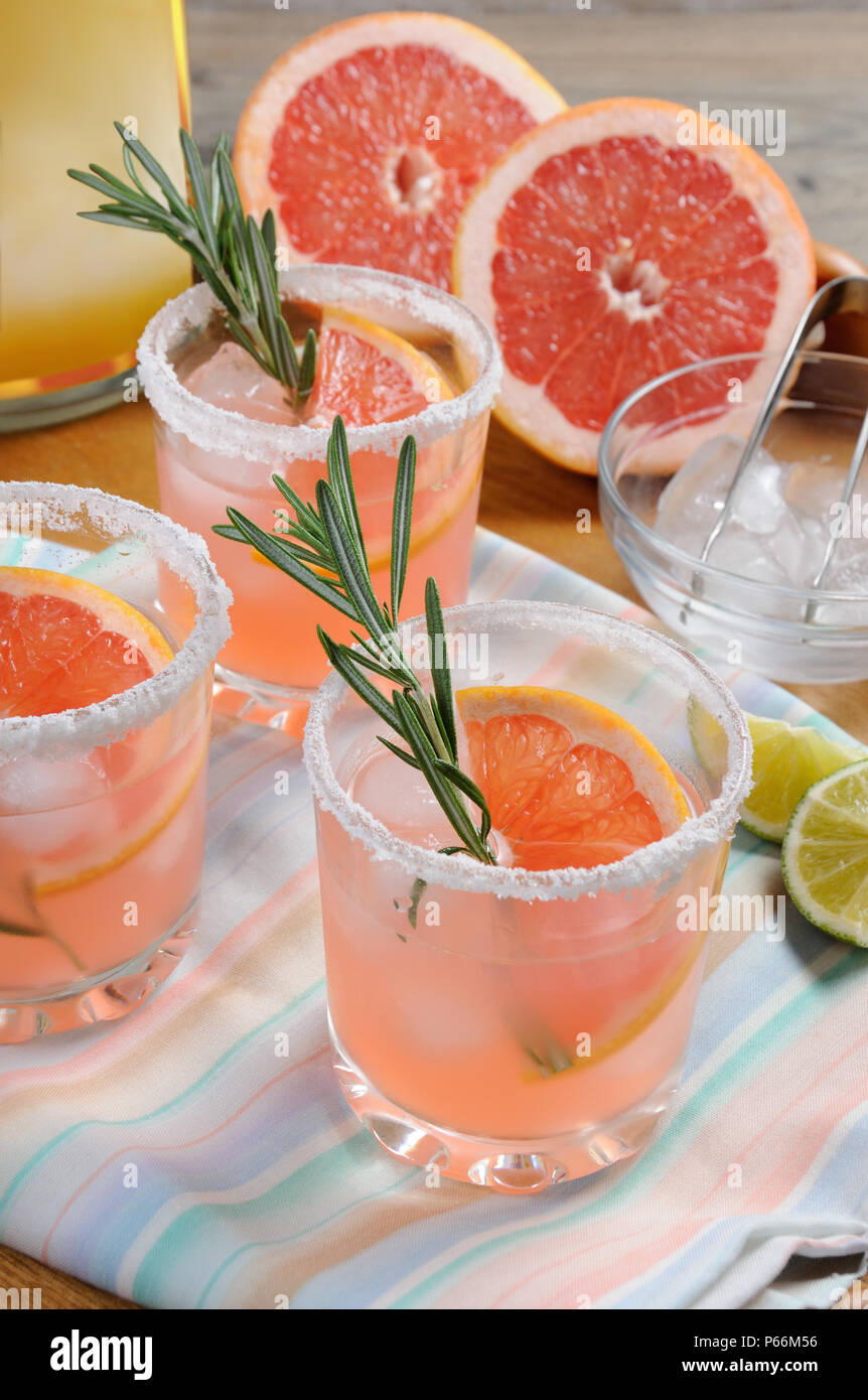 Dieser herrlichen Cocktail von frischen rosa Palomas wird die Art und Weise, wie Sie tequila Aussehen ändern. Ein festliches Getränk ist ideal für Brunch, Feste und Feiertage. Stockfoto