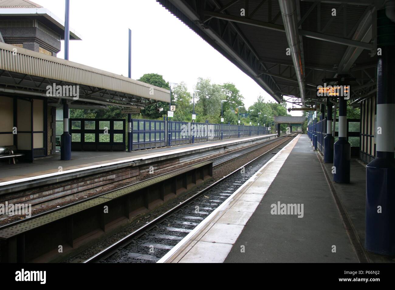 Allgemeine Plattform Blick in Smethwick Galton Bridge Station, West Midlands, zeigt die Plattform Vordächer und Zug melde. 2007 Stockfoto