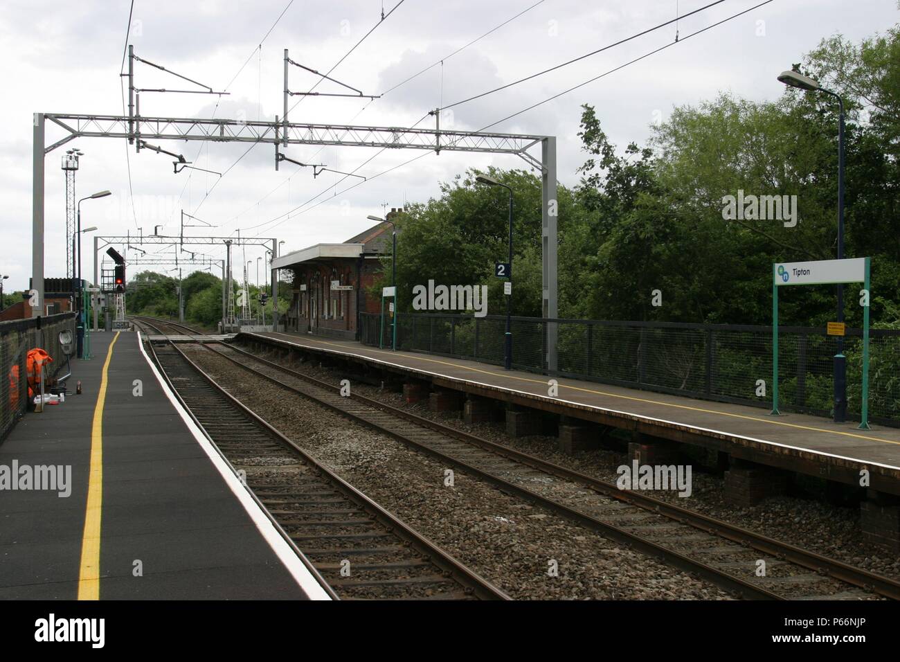 Allgemeine Plattform Blick in Tipton, West Midlands, Anzeigen, Beschilderungen und Overhead Elektrifizierung. 2007 Stockfoto