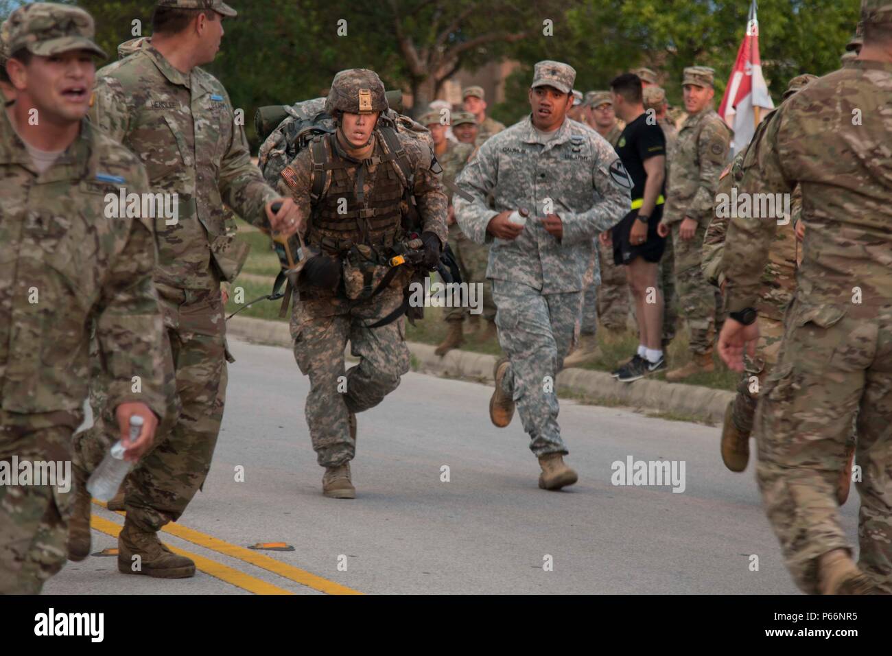 Spc Aaron Paxton, ein infanterist auf das erste Bataillon zugeordnet, 8 Kavallerie Regiments, 2nd Brigade Combat Team, 1.Kavallerie Division, Sprints die letzte Etappe eines 12 km langen Fußmarsch der Experte Infanterist Abzeichen zu erwerben. Paxton erwarb das Abzeichen auf seinem dritten Versuch es. Aus 827 Bewerbern, 71 Soldaten wurden mit glänzenden neuen Expert Infanterist Abzeichen in einer Zeremonie auf Cooper Feld in Fort Hood, Texas, 13. Mai festgesteckt. Stockfoto