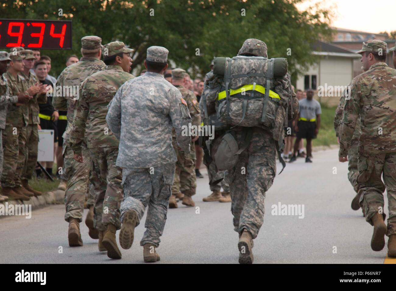 Spc Aaron Paxton, ein infanterist auf das erste Bataillon zugeordnet, 8 Kavallerie Regiments, 2nd Brigade Combat Team, 1.Kavallerie Division, Sprints die letzte Etappe eines 12 km langen Fußmarsch der Experte Infanterist Abzeichen zu erwerben. Paxton erwarb das Abzeichen auf seinem dritten Versuch es. Aus 827 Bewerbern, 71 Soldaten wurden mit glänzenden neuen Expert Infanterist Abzeichen in einer Zeremonie auf Cooper Feld in Fort Hood, Texas, 13. Mai festgesteckt. Stockfoto