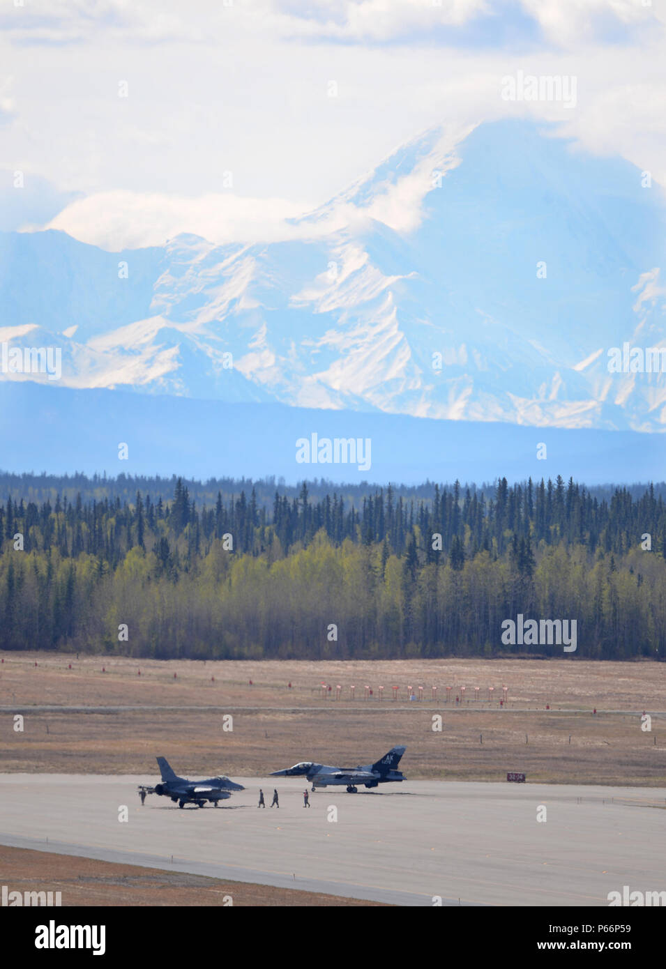 Ein US Air Force F-16 Fighting Falcon auf der 80th Fighter Squadron zugeordnet aus Kunsan Air Base, der Republik Korea, wartet am Ende des Eielson Air Force Base, Alaska, Flight Line mit einer 18 Aggressor Squadron F-16 Mai 6, 2016 in der Nähe, als Vorbereitung für eine Red Flag - Alaska (RF-A) 16-1 Mission. RF-A ist eine Reihe von Pacific Air Forces Commander - geleitete Bereich Übungen für die USA und Partner nation Kräfte, sodass gemeinsame und internationale Einheiten ihre Kampftechniken von fliegenden simulierten Kampf Einsätze in eine realistische Bedrohung Umwelt innerhalb der gemeinsamen Pacific Alaska Range Co zu schärfen. Stockfoto