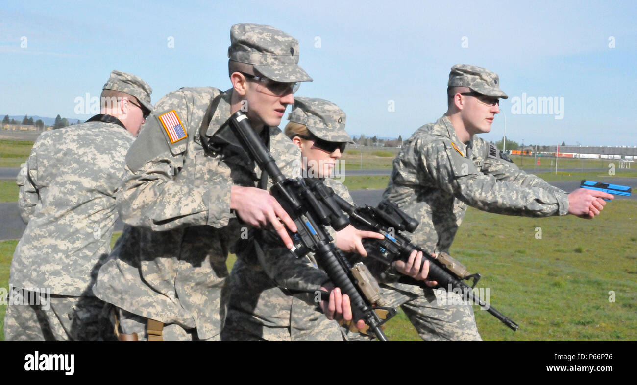 Spc. Sheldon Baty, der Enterprise, Alabama; Pvt. Rylee Hostetler, der die LaGrande-Technologie, Oregon; Cadet Gregg Shimer, Boardman, Oregon, und Pvt. Erick Harper, der Richand, Washington; Durchführung team Bewegung Bohrer auf Demonstrationen durch die aktuellen und pensionierte Polizeibeamte an der Oregon Abteilung der allgemeinen Sicherheit Standards und Training (DPSST) in Salem, Oregon, 2. April 2016 unterrichtet. Die MPs gelernt Active shooter Antwort Techniken von ihren zivilen Kollegen und wie mit der zivilen Strafverfolgung im Fall von Notfällen zu integrieren erfordert eine gemeinsame Anstrengung Oregon Bürger zu schützen. (Erz Stockfoto