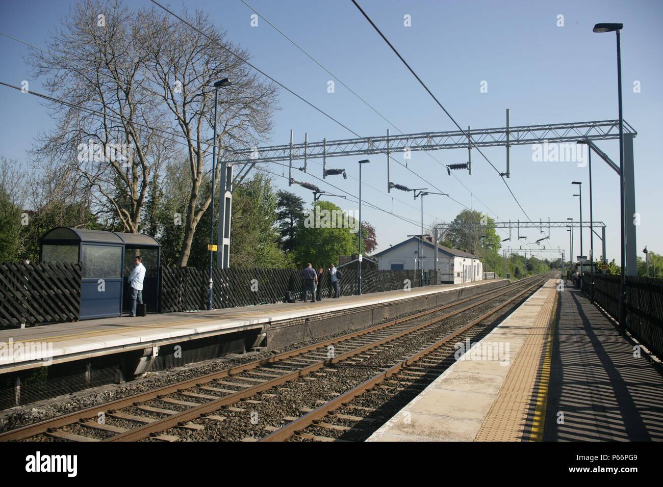 Allgemeine Ansicht der Plattformen in Penkridge Station, Staffordshire, zeigt die elektrifizierte Hauptbahn. 2007 Stockfoto