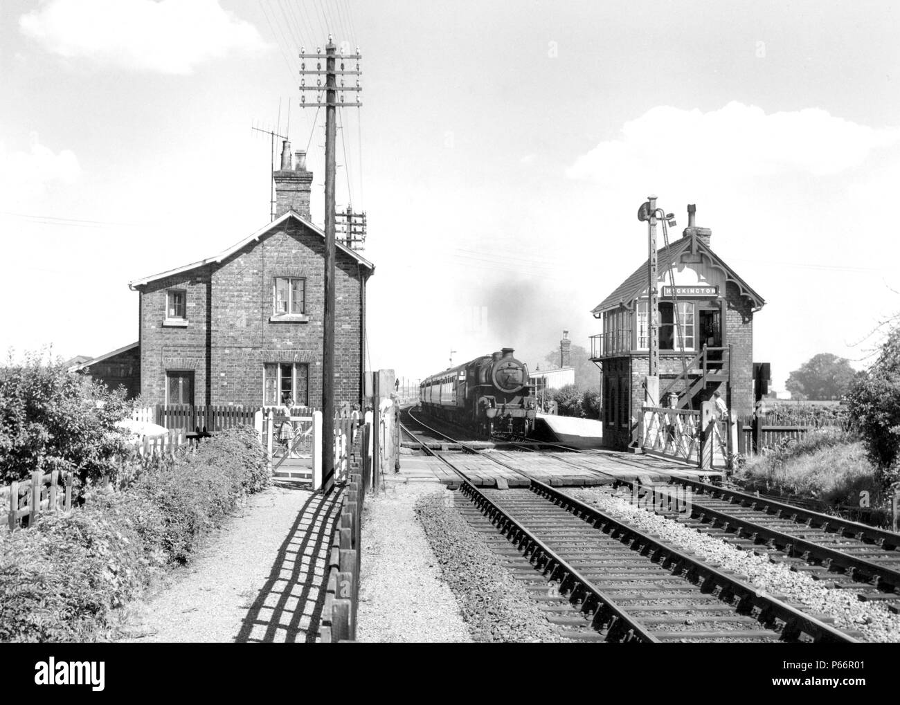 Heckington Blick nach Osten mit einer typischen GNR signal-Box und Salto-Signal. Der Zug ist die 2.39 Skegness nach Birmingham am 27.Juli 1963. Es wor Stockfoto