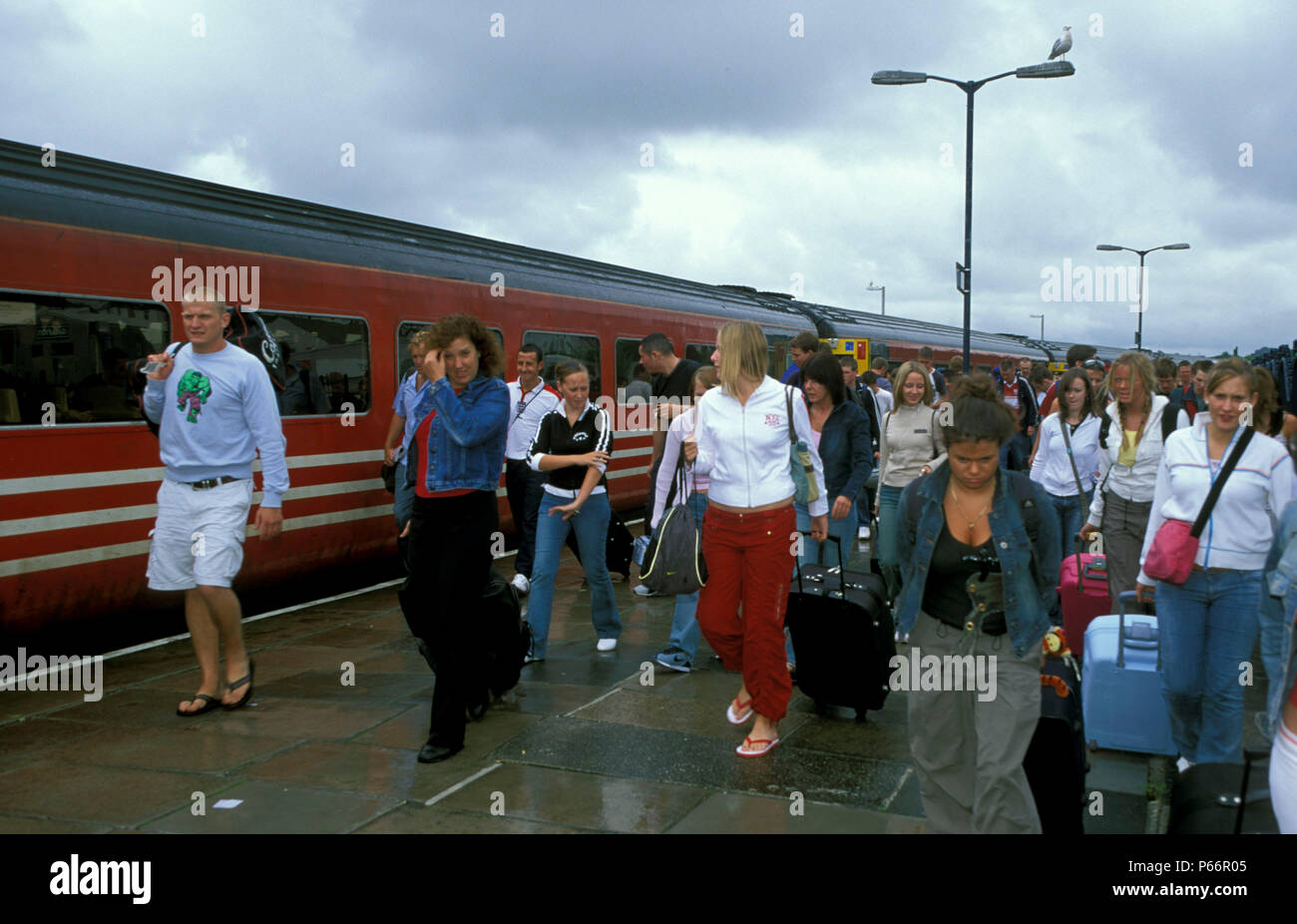 Die Urlauber kommen in Newquay, Cornwall, auf einem Sommer Samstag Dienst fing typisch britische Sommerwetter. 2002 Stockfoto
