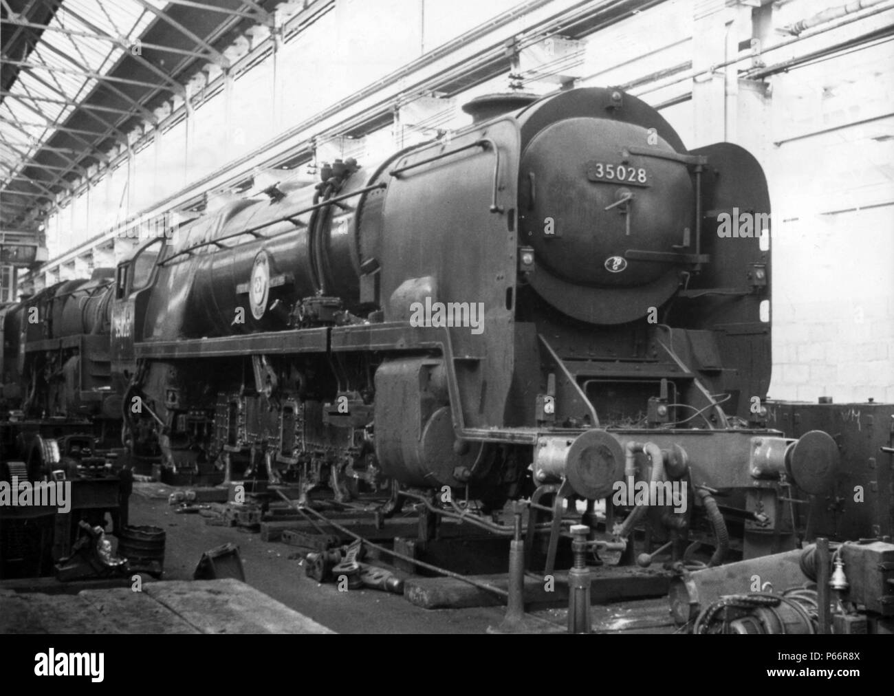 Handelsmarine Klasse Clan Linie unter Überholung in Eastleigh in der Mitte der 1960er Jahre. BR-Standard 5 4-6-0 im Hintergrund sichtbar. Stockfoto