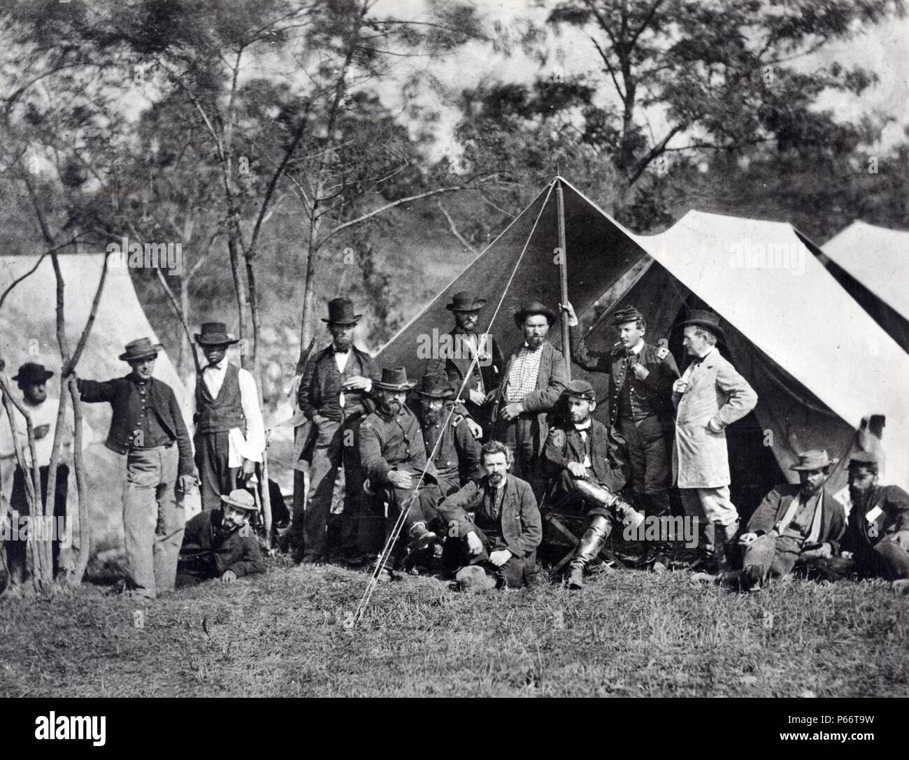 Ereignisse des Krieges, Gruppe im Secret Service Abteilung Zentrale, Armee des Potomac, Antietam, Oktober 1862. Foto zeigt 14 Männer, darunter Allan und William Pinkerton, und mehrere Offiziere in der Armee der Union vor einem Zelt gestellt. Stockfoto