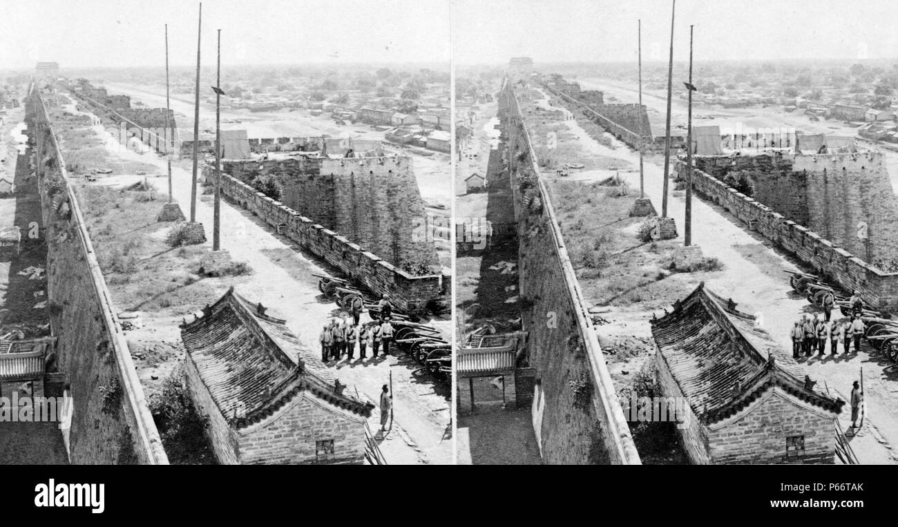 Die Mauer von Peking durch die Russische Artillerie bewacht, China c 1900. Russische Soldaten und Kanonen auf der Stadt Beijing an der Wand montiert. 1900 Stockfoto