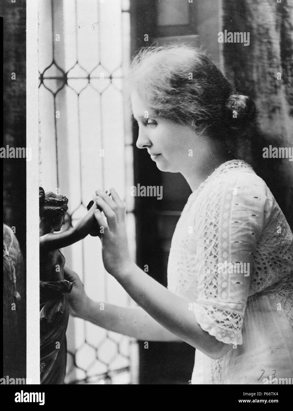 Helen Keller 1880-1968, Brustbild, nach links, Statue berühren im Jahr 1912. Helen Adams Keller, US-amerikanischer Autor, politischer Aktivist, und Dozent. Sie war die erste Gehörlose, Blinde person-Diplom zu erwerben. Die Geschichte von, wie Keller Lehrer, Anne Sullivan, durch die Trennung durch eine fast vollständige Fehlen einer Sprache aufgezwungen brach, so dass die Mädchen zu blühen wie sie hat gelernt zu kommunizieren, hat sich durch den dramatischen Darstellungen der Spielen und Film die Wundertäter bekannt. Ihren Geburtstag am 27. Juni ist gedacht als Helen Keller Tag in den USA. Stockfoto