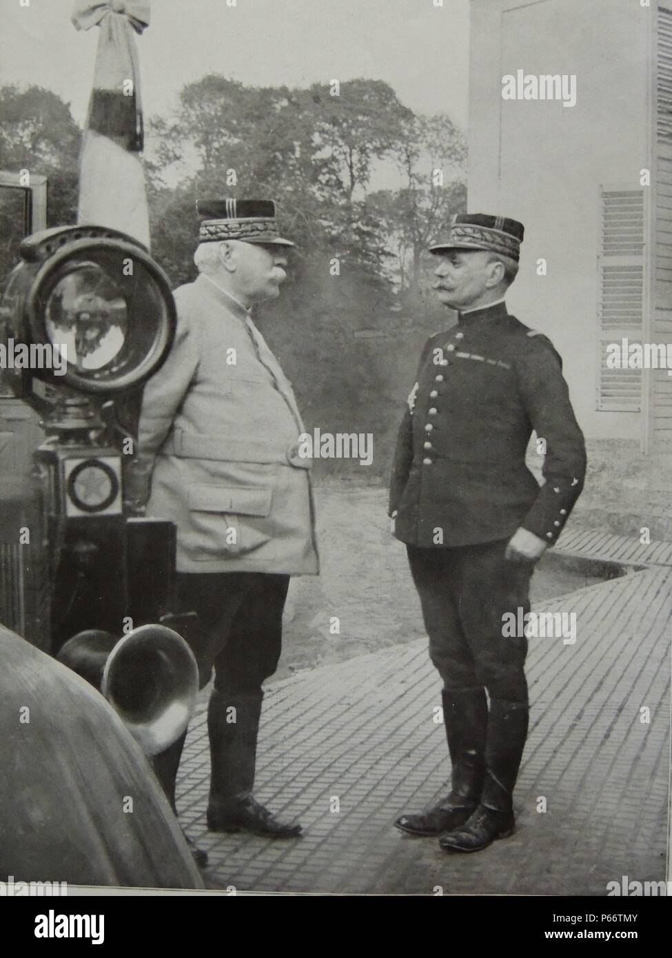 Französische Generäle Joffre (links) und Foch (rechts) erfüllen, bevor die Schlacht von Flandern. November 1914 Stockfoto