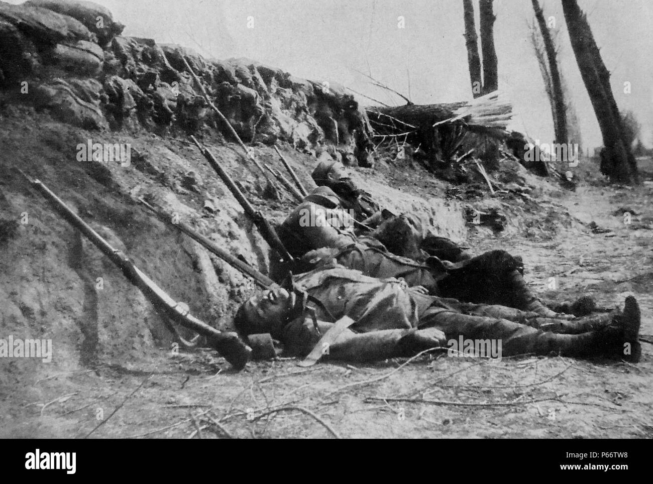 Französische Zouaven durch Gas während einer Schlacht an der Westfront getötet, während des Ersten Weltkriegs, 1915 Stockfoto