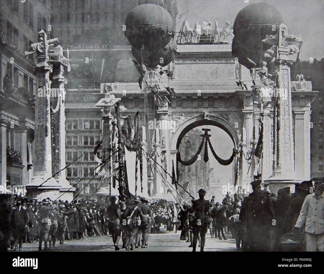 Die amerikanischen Truppen marschieren unter einem Sieg Arch in New York, ihre Rückkehr aus dem Ersten Weltkrieg zu markieren. Stockfoto