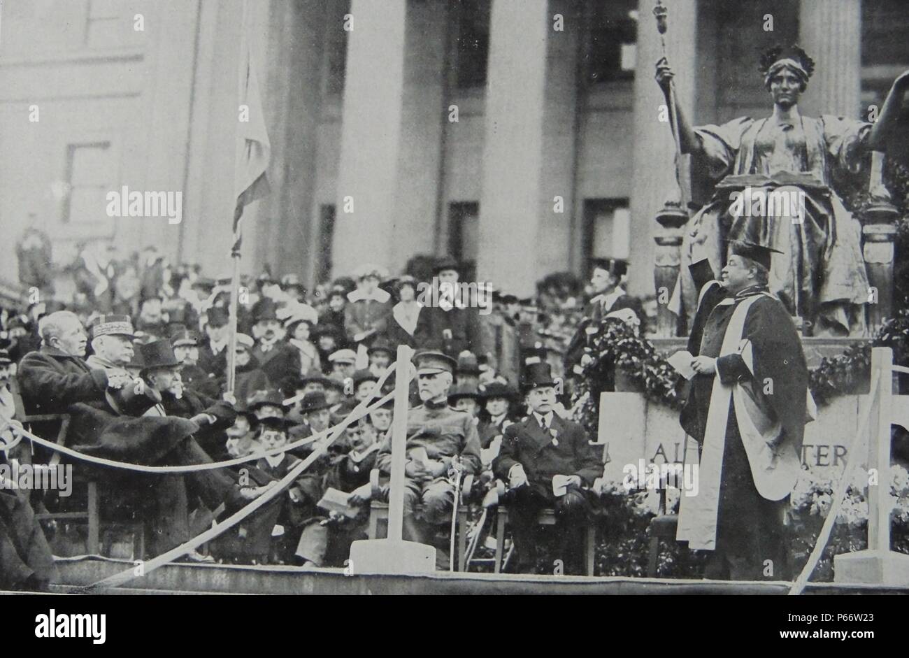 Premierminister Viviani (Frankreich) General Joffre und US-Präsident Woodrow Wilson zum Anhören als Dr N Butler Präsident der Columbia University spricht zur Unterstützung der amerikanischen Eintritt in den Ersten Weltkrieg. 1917 Stockfoto