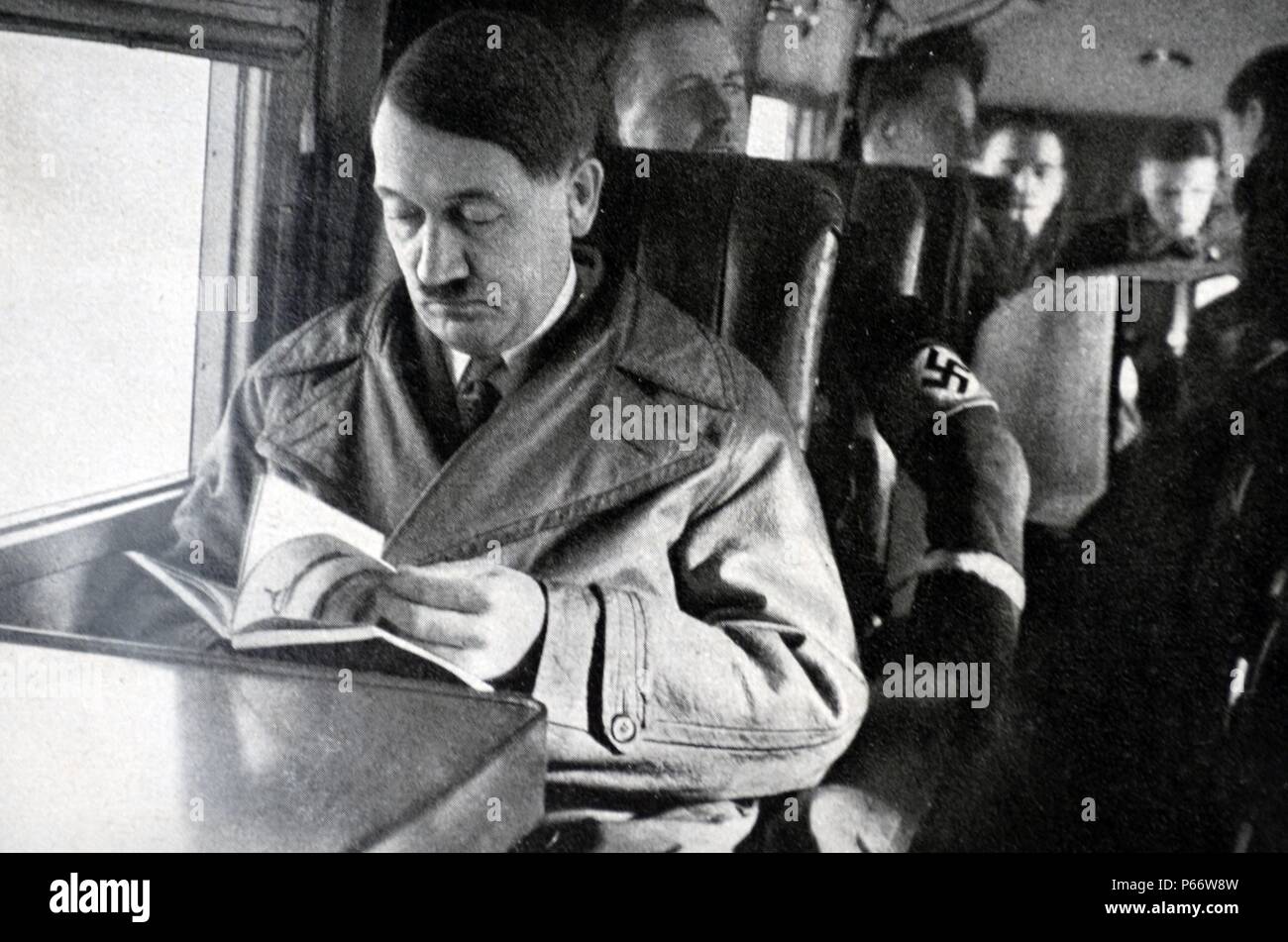 Adolf Hitler 1889-1945. Auf einem Flugzeug sitzt. Deutsche Politiker und Führer der Nsdap, der ein Auto fährt. Er war Bundeskanzler der Bundesrepublik Deutschland von 1933 bis 1945 und Diktator von Nazi-deutschland von 1934 bis 1945. Stockfoto