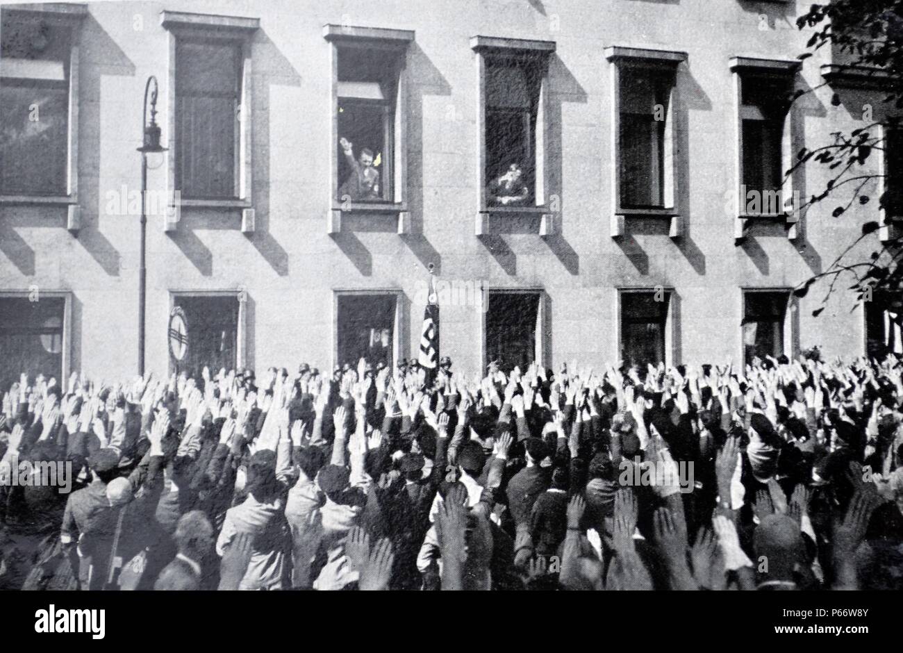 Nazi-Anhänger versammeln, um Welle an Hitler, als er von seinem Büro im Kanzleramt in Berlin sucht Stockfoto