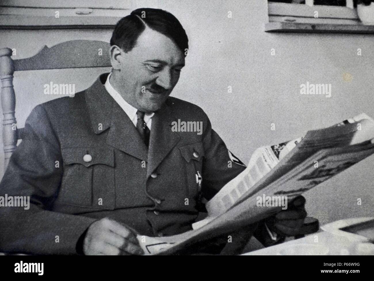 Adolf Hitler 1889-1945. Deutscher Politiker und Führer der NSDAP, die Zeitung lesen Stockfoto