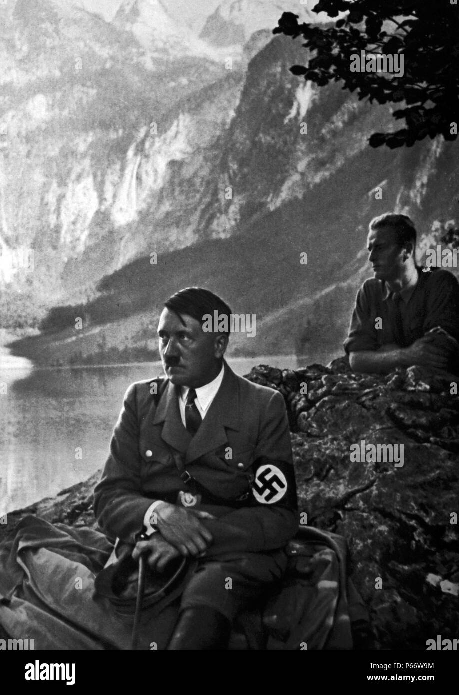 Adolf Hitler 1889-1945. Deutsche Politiker und Führer der Nsdap mit lokalen Unterstützer an einem See Aussichtspunkt bei Berchtesgaden Stockfoto
