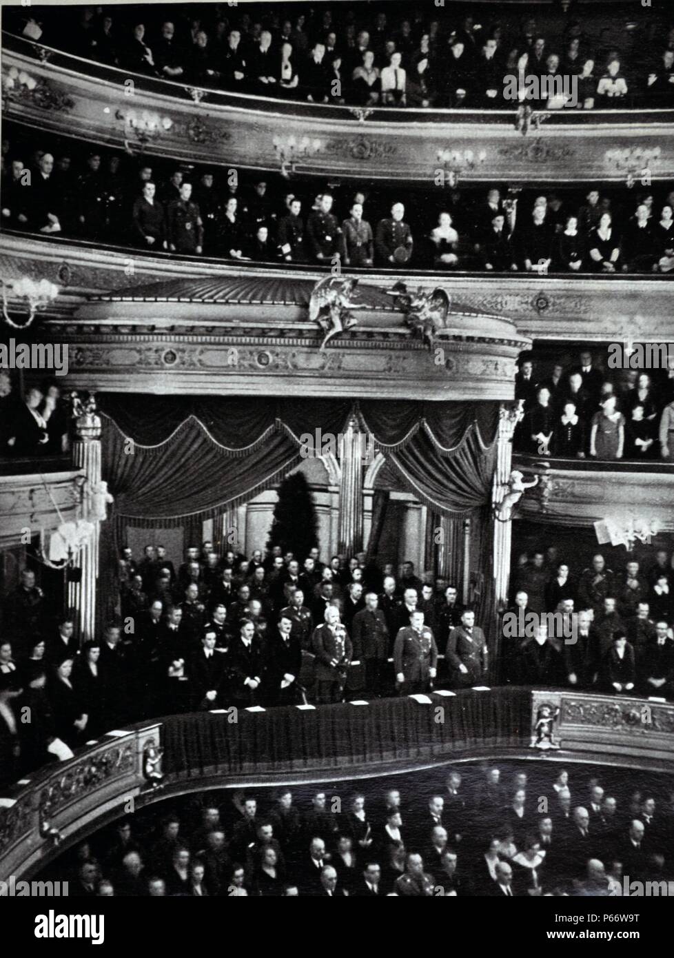 Adolf Hitler mit Josef Goebbels, Franz Von Papen und Präsident Hindenburg an der Berliner Oper Stockfoto