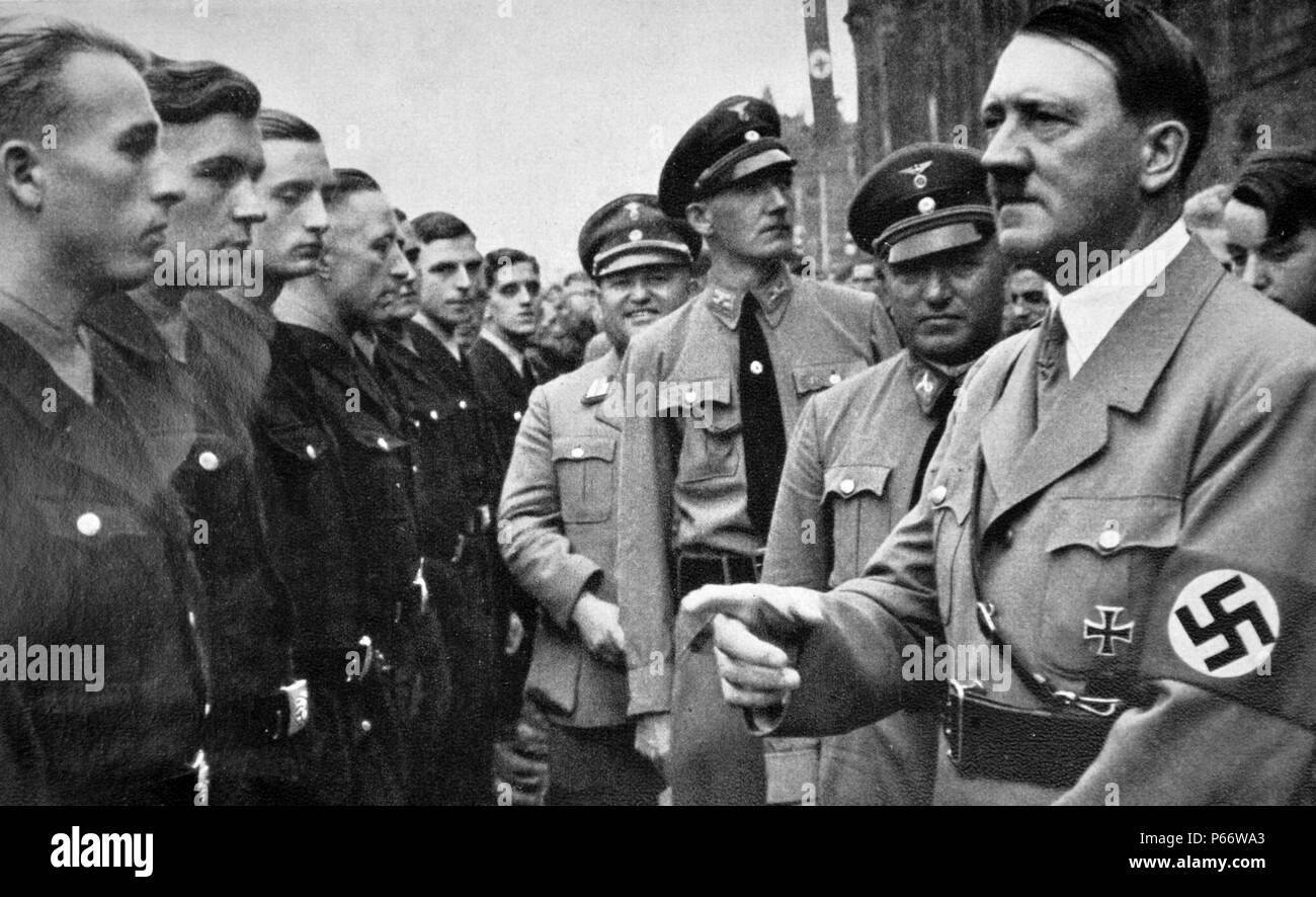 Adolf Hitler mit Robert Ley 1890 - 25. Oktober 1945) Gruß junge Nazi Arbeiterbewegung Mitglieder 1935. Ley war ein älterer NS-Politiker und Leiter der Deutschen Arbeitsfront von 1933 bis 1945. Er Selbstmord begangen, während auf eine Gerichtsverhandlung in Nürnberg wegen Kriegsverbrechen. Stockfoto