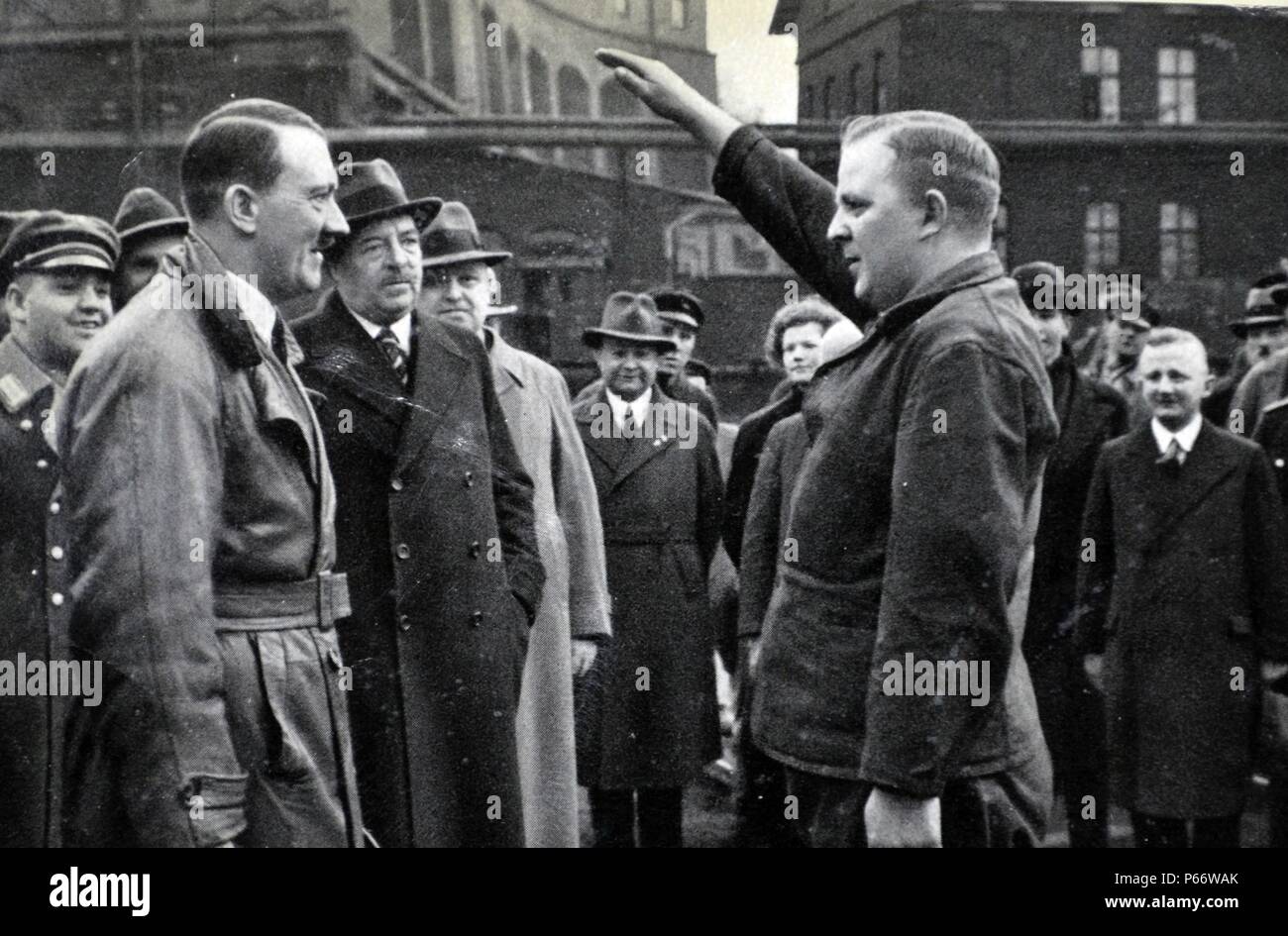 Adolf Hitler 1889-1945. Deutsche Politikerin begrüßt deutsche Zwangsarbeiter Stockfoto