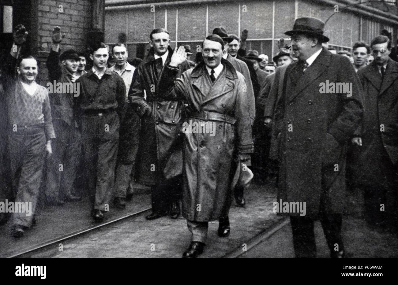 Adolf Hitler 1889-1945. Deutsche Politikerin begrüßt deutsche Zwangsarbeiter Stockfoto