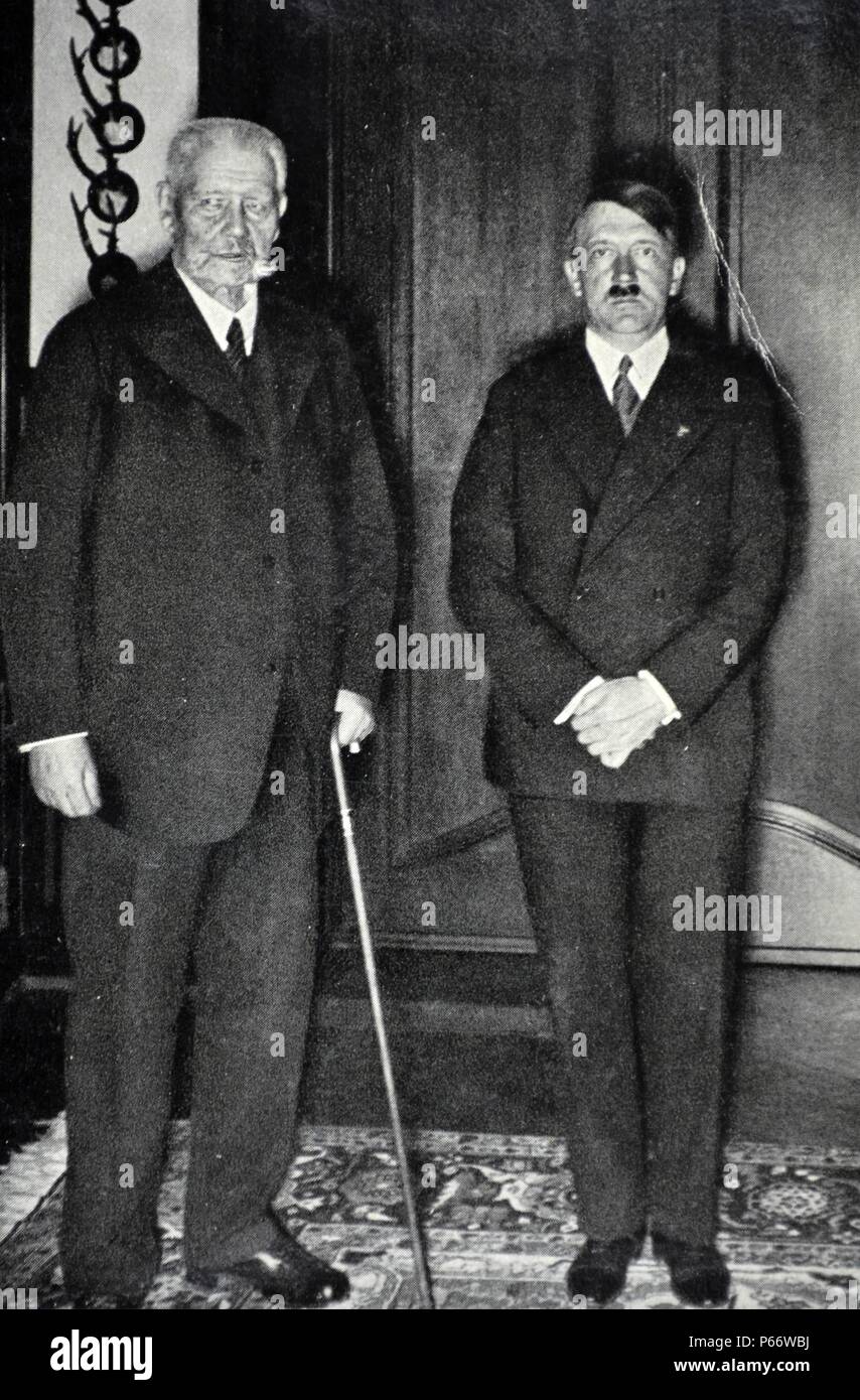 Präsident Paul von Hindenburg mit Bundeskanzler Adolf Hitler in Deutschland 1933 Stockfoto