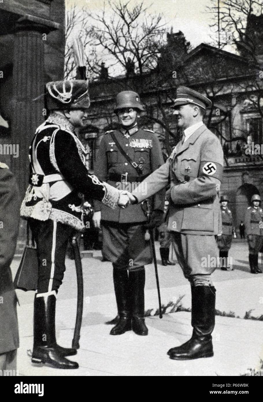 Anton Ludwig August von Mackensen (1849-1945), deutscher Soldat und Feldmarschall, mit Kanzler Adolf Hitler in Deutschland 1935 Stockfoto