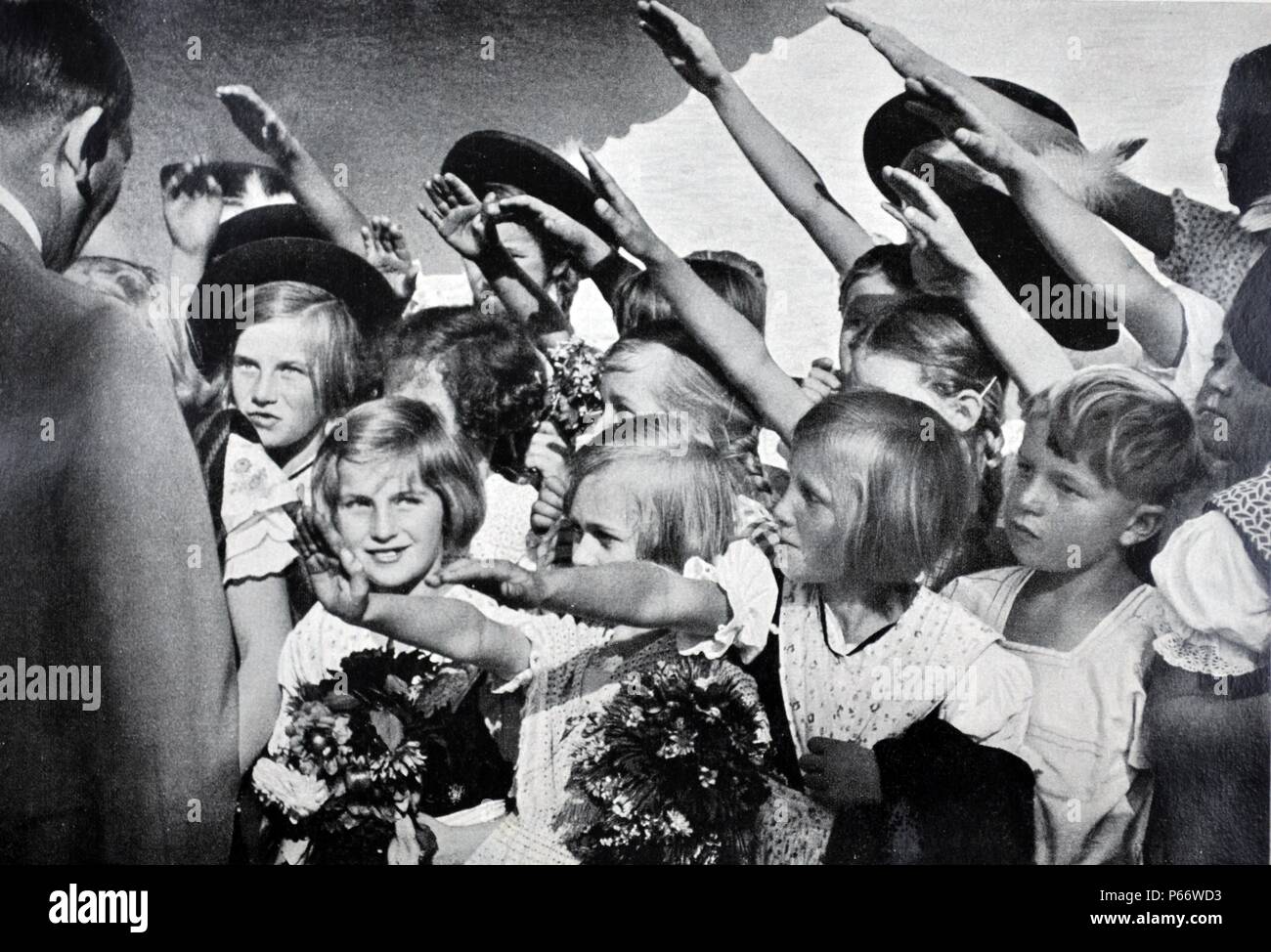 Adolf Hitler 1889-1945. Deutscher Politiker und Führer der NSDAP, salutierte wie er Kindern begrüßt Stockfoto