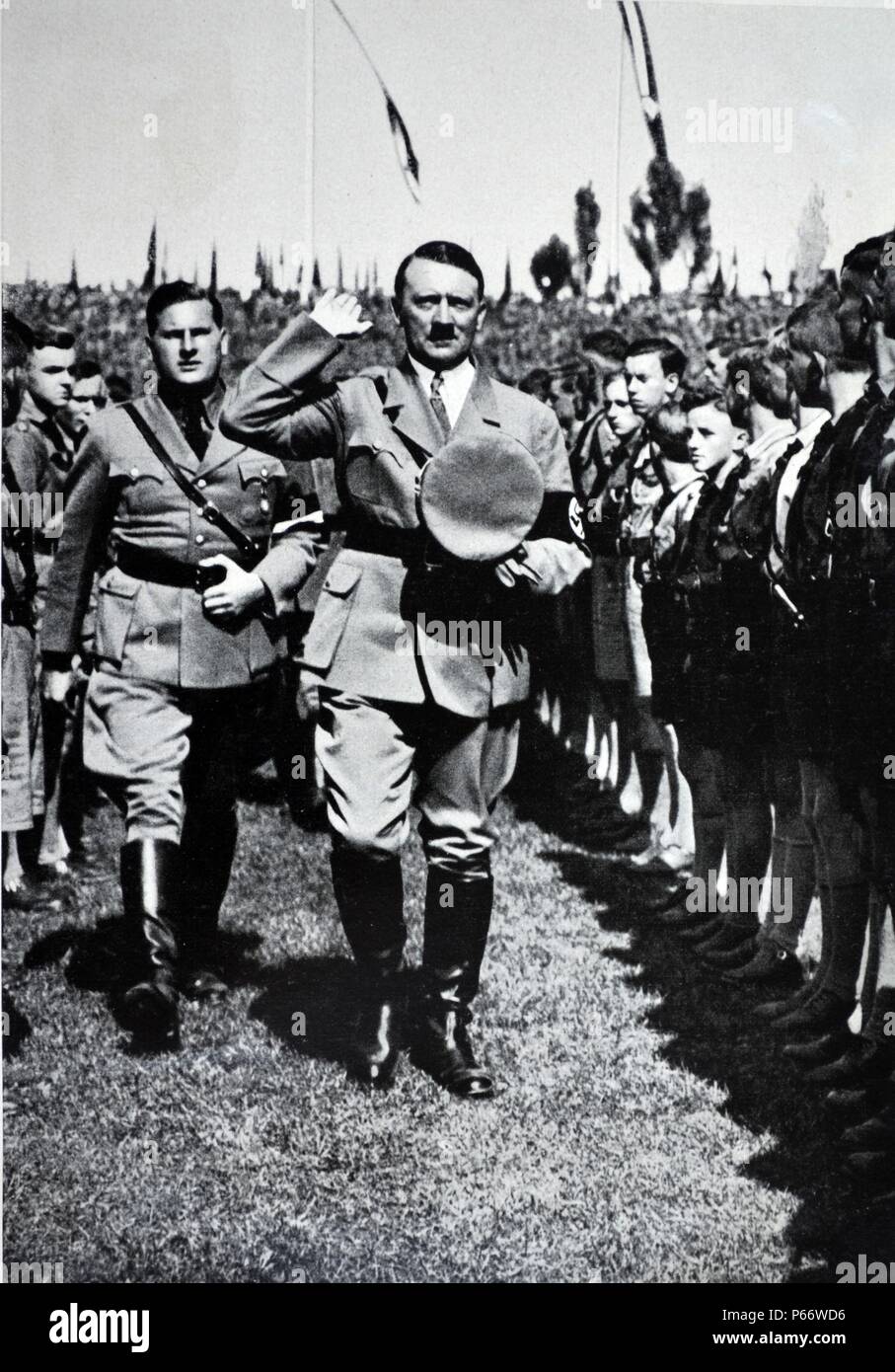 Adolf Hitler 1889-1945. Deutsche Politiker und Führer der Nsdap, grüßt Hitler Jugend Rallye. Rudolf Hess und Baldur von Schirach sitzen in der Nähe von Hitler Stockfoto