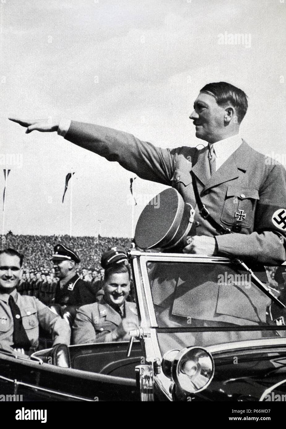 Adolf Hitler 1889-1945. Deutsche Politiker und Führer der Nsdap, grüßt Hitler Jugend Rallye. Rudolf Hess und Baldur von Schirach sitzen in der Nähe von Hitler Stockfoto