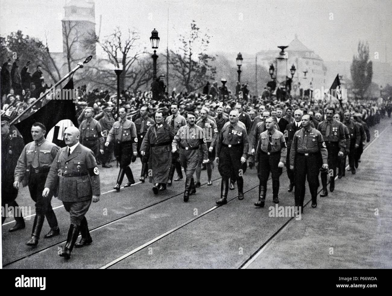 Adolf Hitler 1889-1945. Deutsche Politiker und Führer der Nsdap, grüßt Hitler Jugend Rallye. Rudolf Hess und Baldur von Schirach sitzen in der Nähe von Hitler Stockfoto