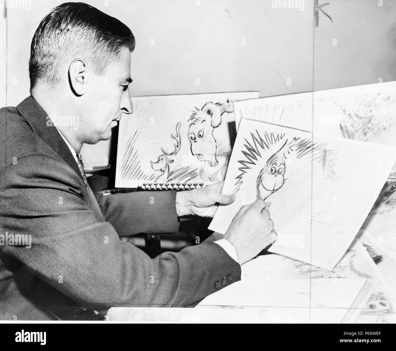 Theodor Seuss Geisel 1904 - 1991, US-amerikanischer Schriftsteller, Dichter und Zeichner bei der Arbeit auf einer Zeichnung von einem GRINCH, der Held von seinem in Kürze erscheinenden Buch, "Wie der Grinch Weihnachten gestohlen hat" Stockfoto