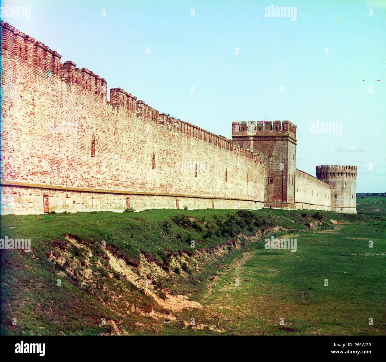 Festungsmauer mit Veselukha Tower. Smolensk, Russland; von Sergei Michailowitsch Prokudin-Gorski?, 1863-1944 fotografiert, Published: 1912. Stockfoto