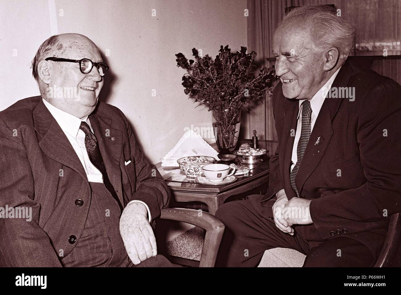 ein Gespräch zwischen dem südafrikanischen Premierminister, Daniel Francois Malan und Israels Premierminister David Ben-Gurion 1953 Stockfoto