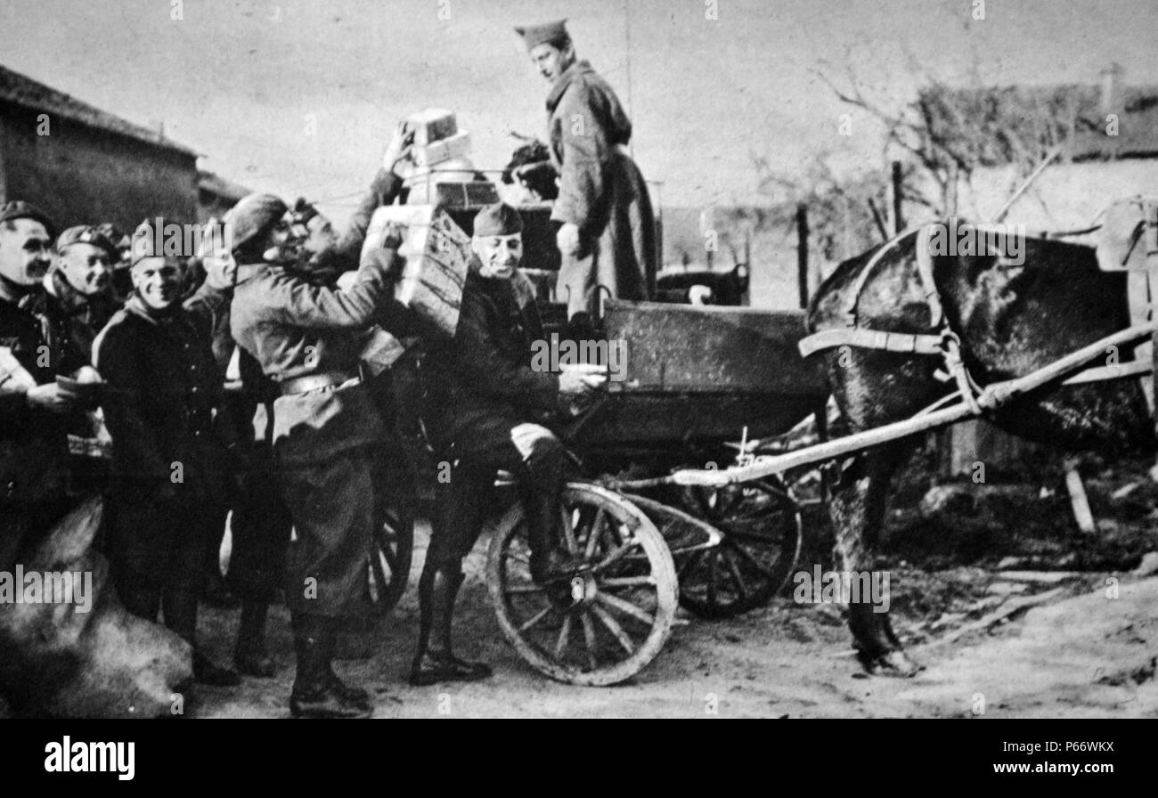 Zweiter Weltkrieg: Französische Soldaten mit Lieferungen an der Front Stockfoto