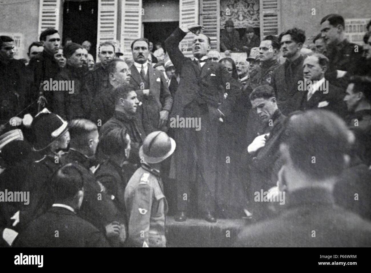 Der Duce erinnert Corridoni: eine typische Geste der Mussolini Oratorium Stockfoto