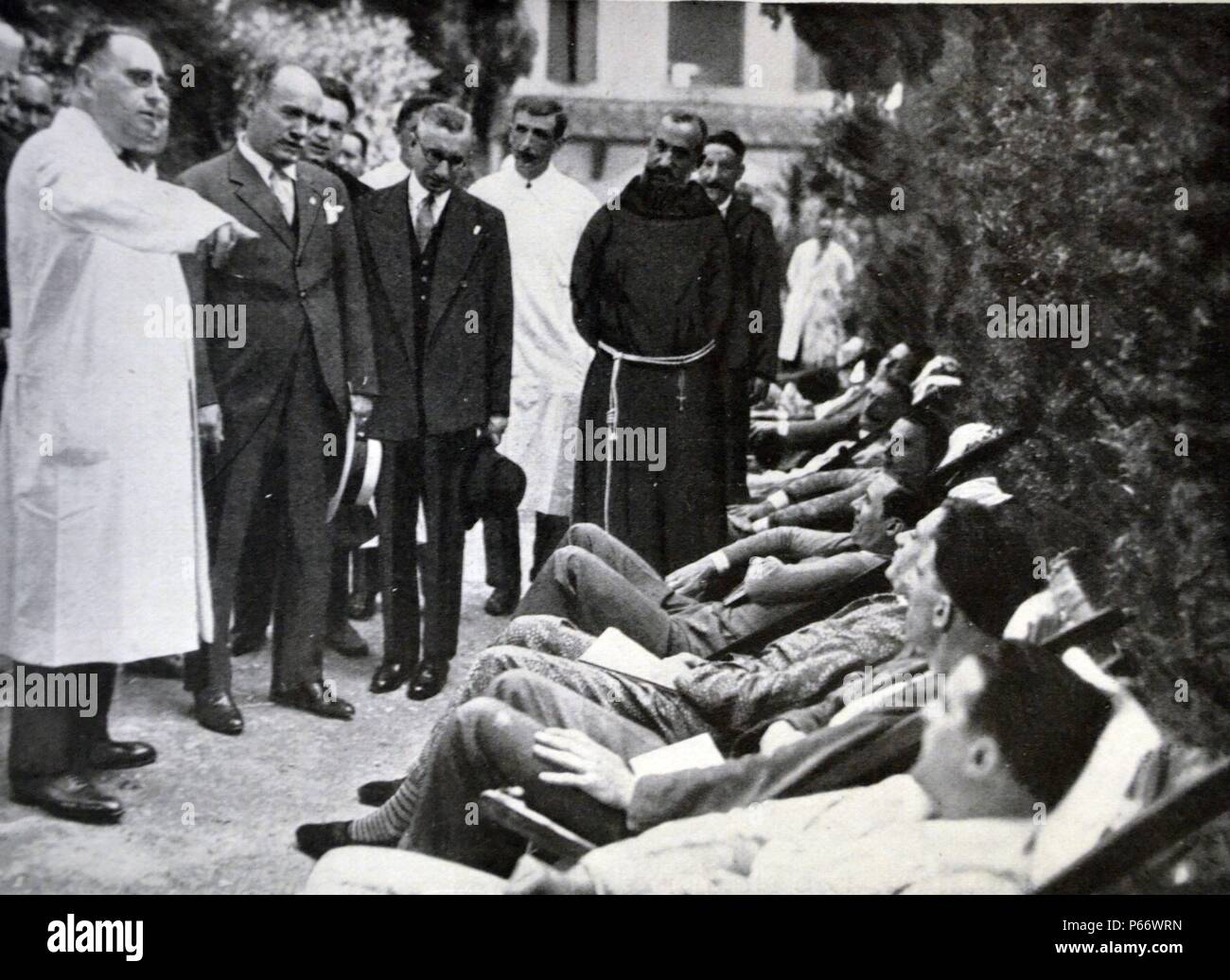 Anzio - Der Duce Benito Mussolini Besuch im Krankenhaus in Tubercolosario Stockfoto