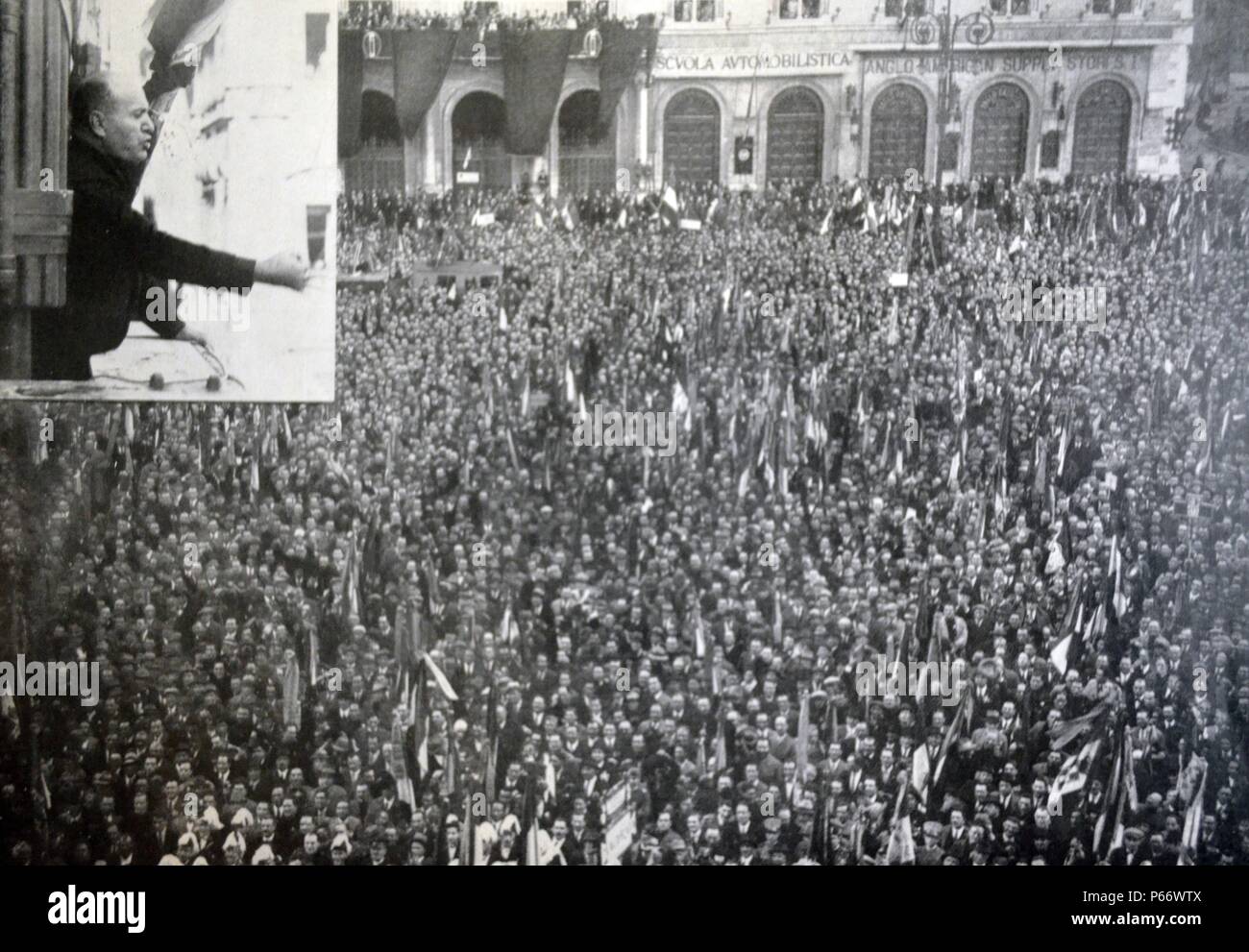Mussolini, die Adressierung einer Menschenmenge in Rom 1928 Stockfoto