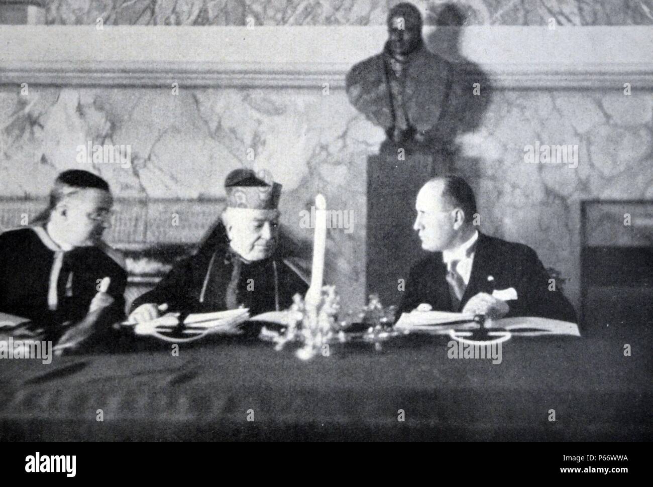 Rom - Februar 11, 1929 - S. EM. Kardinal Pietro Gasparri, Bevollmächtigter der SS Pius XI., und S.E. Cav. Benito Mussolini, Bevollmächtigter von S. M. der König von Italien, sind Austausch von Credenzali vor dem 'Lateranverträge' signieren. Stockfoto