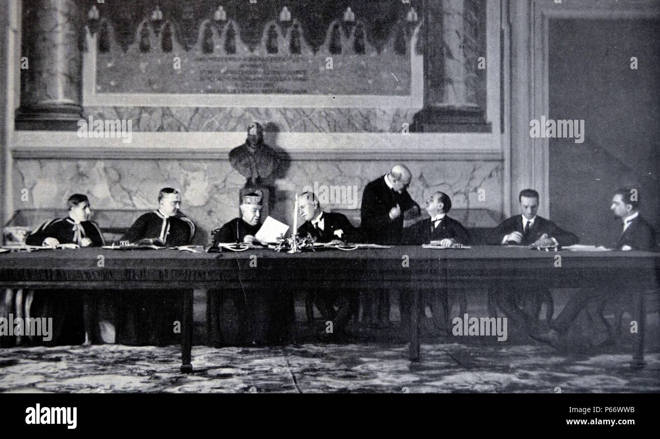 Rom - 11. Februar 1929 - Die hohen Bevollmächtigten und der Würdenträger, die die Unterzeichnung des "Vertrags von der Päpstlichen Lateranuniversität besucht." Stockfoto