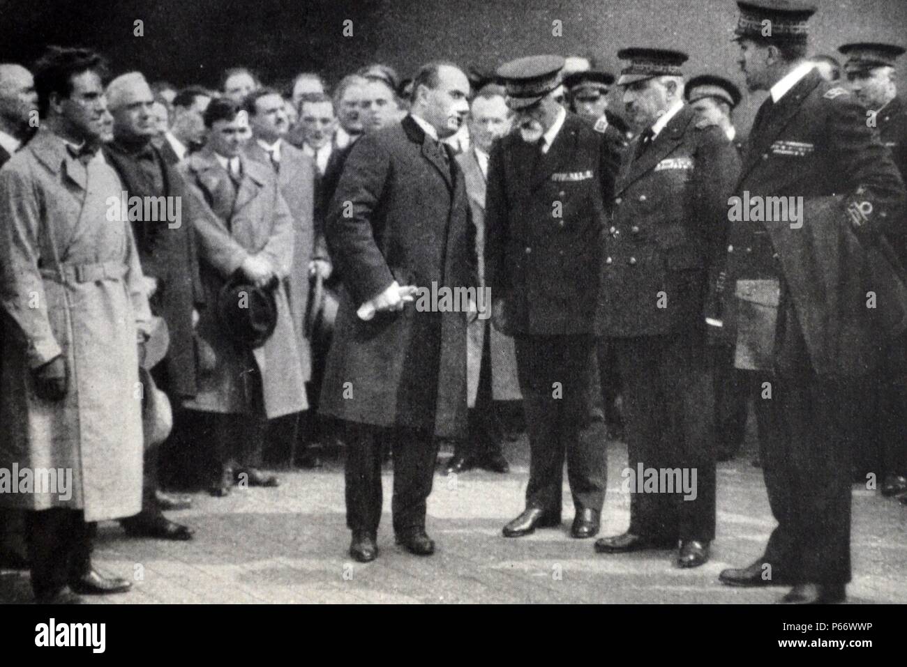 Gaeta - April 1926 - Bevor es für Tripolis Mussolini wollte der R. Das Cavour tutt der föderalen Staatssekretäre P.N.F., Ihnen zu sagen, dass die Zukunft von Italien und das Meer zu bringen. (Der Duce hat einen kleinen Verband auf seiner Nase Wunde hatte in der letzten "attacke Gibson.) Stockfoto