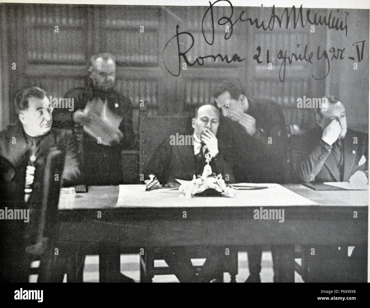 Rom, den 21. April 1927 - Sitzung des Grossen Rates, das "die Charta der Arbeit' übergeben. (Unterschrift und Datum Duce's Autogramm). Stockfoto