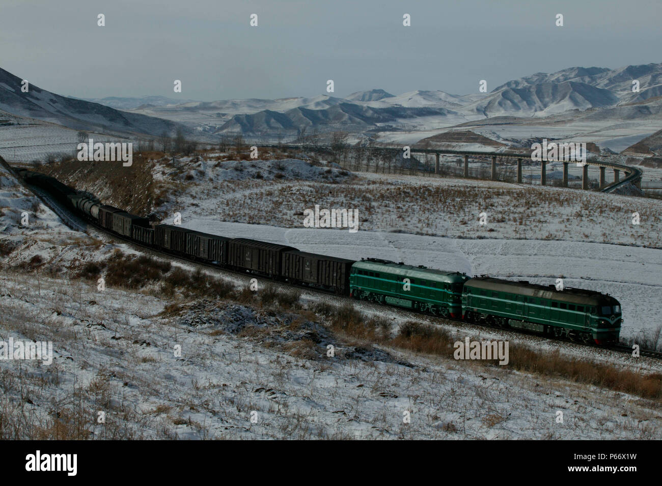 Tag ein düsteres Grey's Dezember 2004 sieht eine Eastbound gemischtem Fracht- Aufstieg nach Hadashan auf dem Jing Peng Abschnitt des Ji-Tong Eisenbahn, inneren Mong Stockfoto