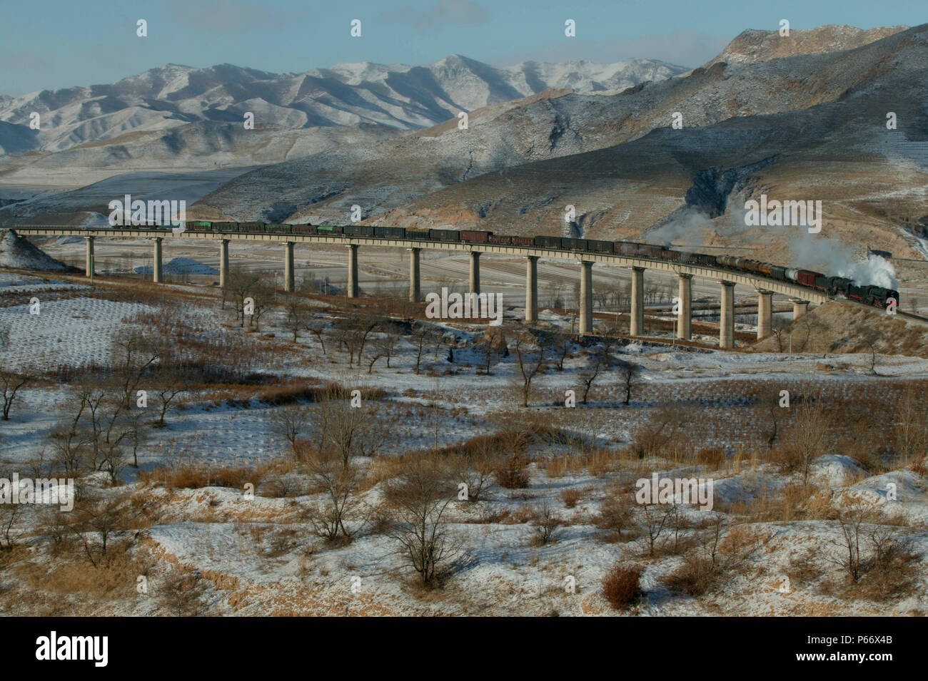 Eine Fracht kreuzt die gekrümmte Viadukt bei Simingyi auf dem Jing Peng Abschnitt des Ji-Tong Eisenbahn, der Inneren Mongolei. Stockfoto