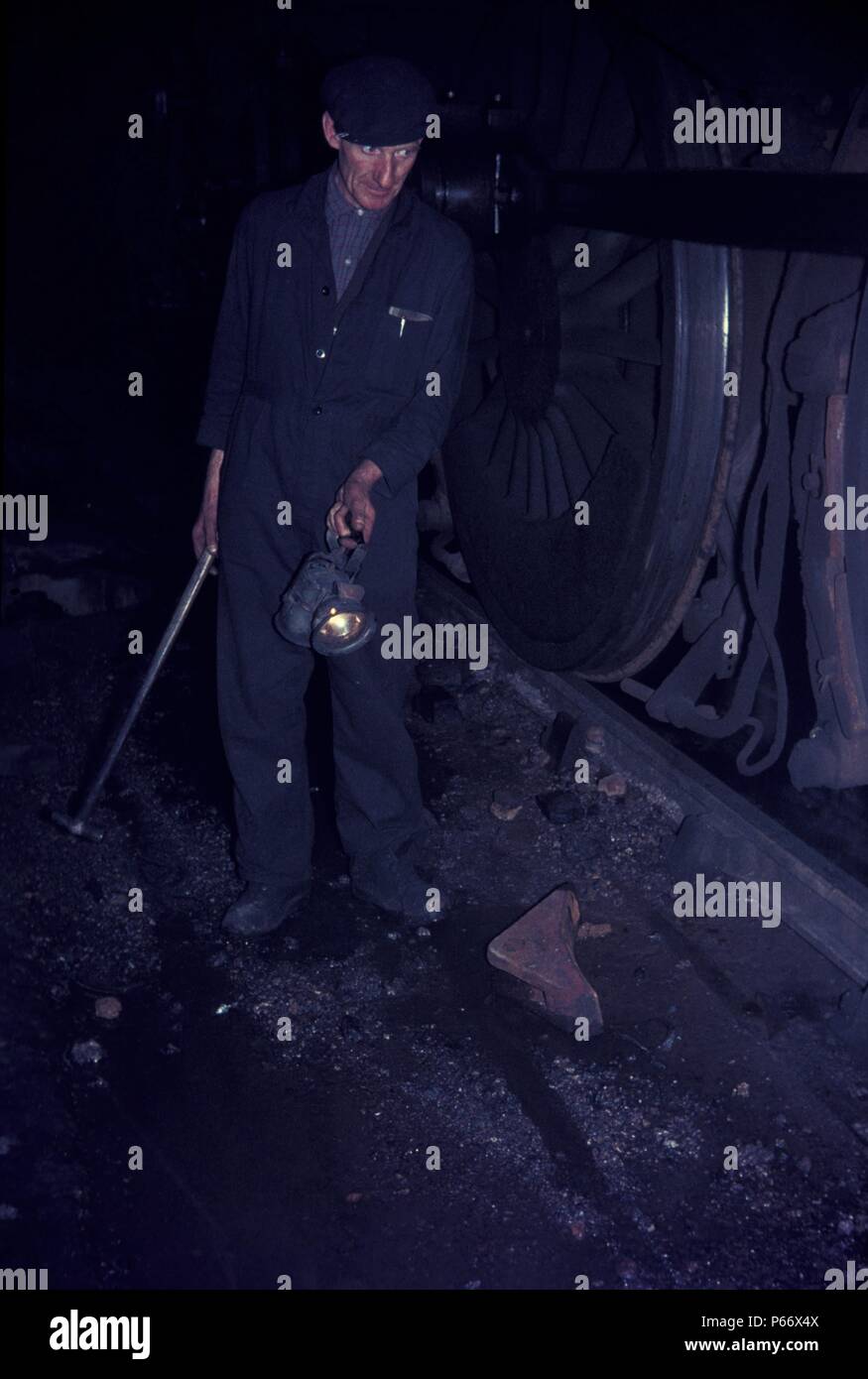 Eine Lokomotive fitter, komplett mit Hammer und Karbid Lampe. Rose Grove Depot, Burnley. Dienstag, 18. Juni 1968. Stockfoto