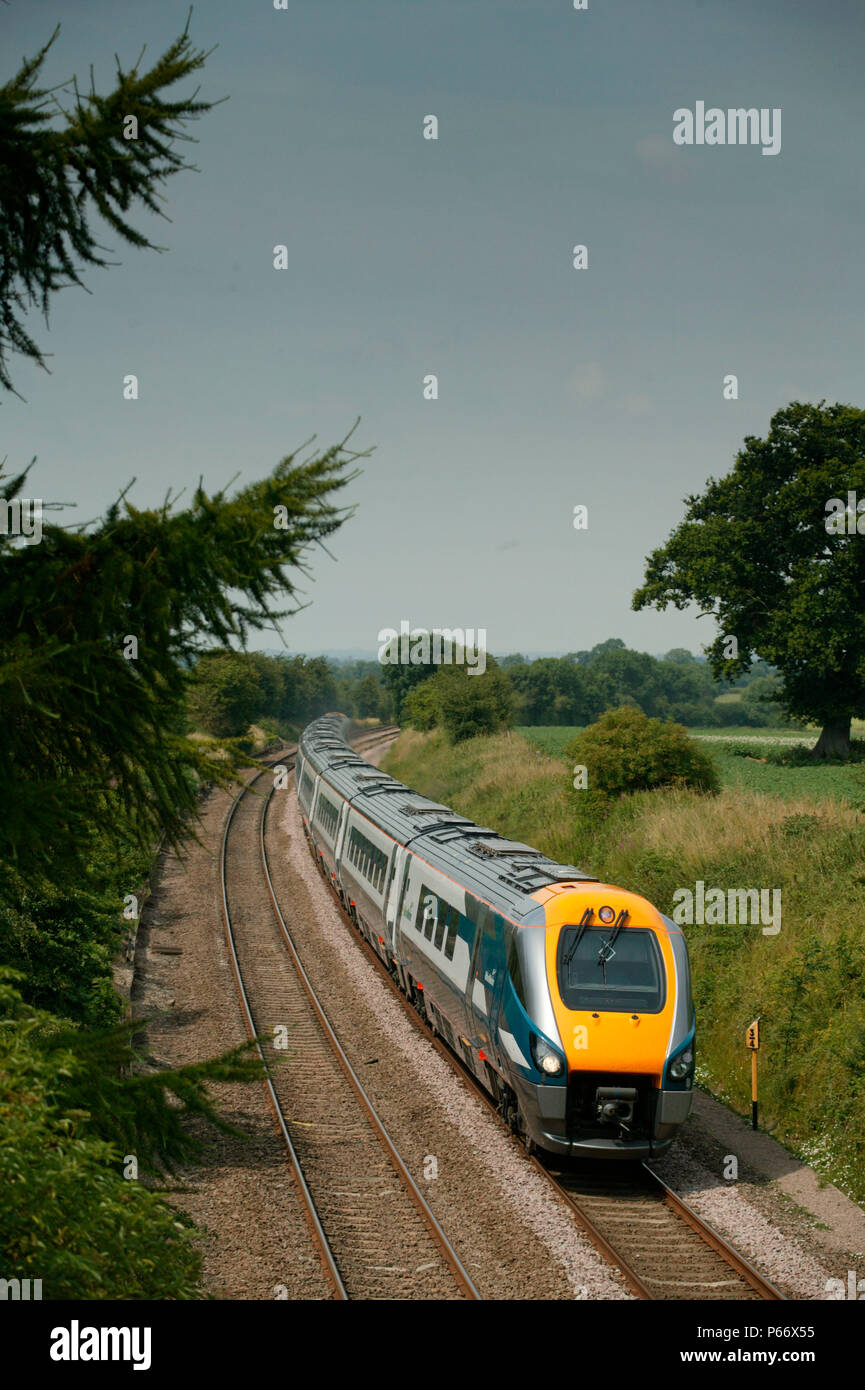 Ein Midland Mainline 9 auto Meridian nach Süden durch die Städte und Gemeinden auf dem Land mit einem Nottingham London St Pancras, die ersten Einnahmen Stockfoto