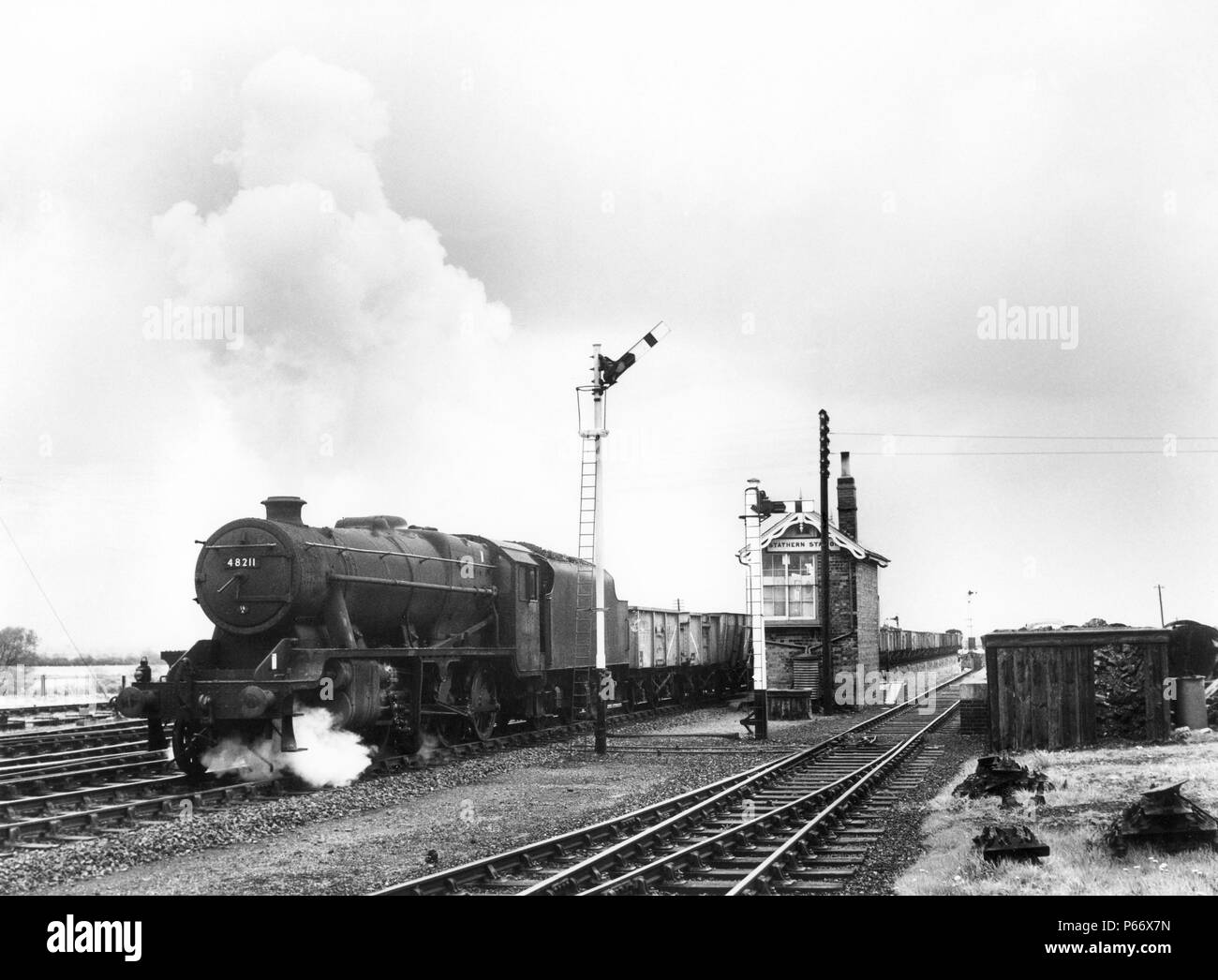Ein Stanier 8F, 2-8-0 an der Spitze eines Güterzugs bei Stathern auf der Linie von Melton Mowbray nach Newark c 1960 Stockfoto
