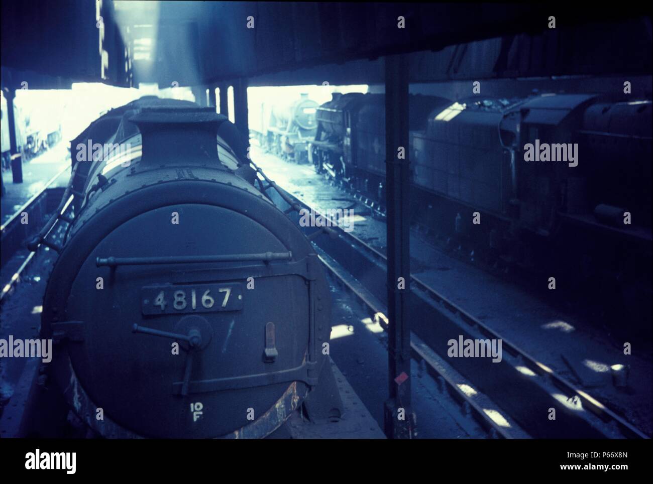 Ein Blick von der Rauchabzugsklappen an der Rose Grove Dampf vergossen, Burnley, mit ehemaligen LMS Stanier 8F Klasse 2-8-0. Stockfoto